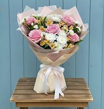 Букет цветов из:  Гвоздики, Орхидеи и Розы в Петропавловской Республики Чечня