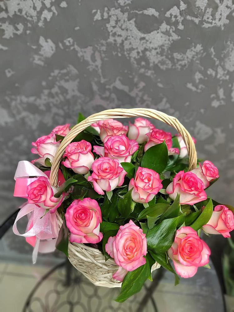 Цветочная композиция из Розы в корзине в Петропавловской Республики Чечня
