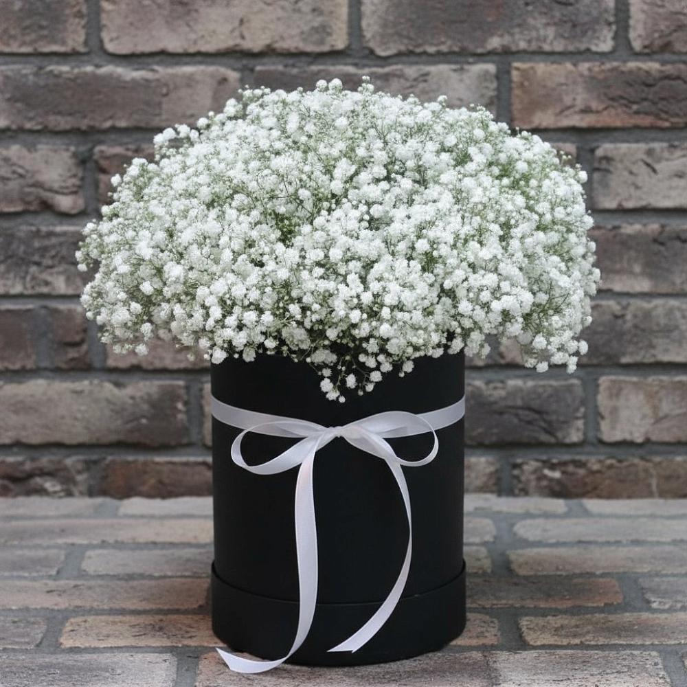 Цветочная композиция из Гипсофила в шляпной коробке в Петропавловской Республики Чечня