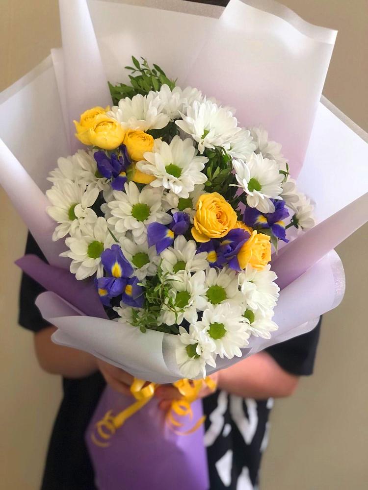 Букет цветов из: Ирисы, Хризантемы и Розы в Петропавловской Республики Чечня