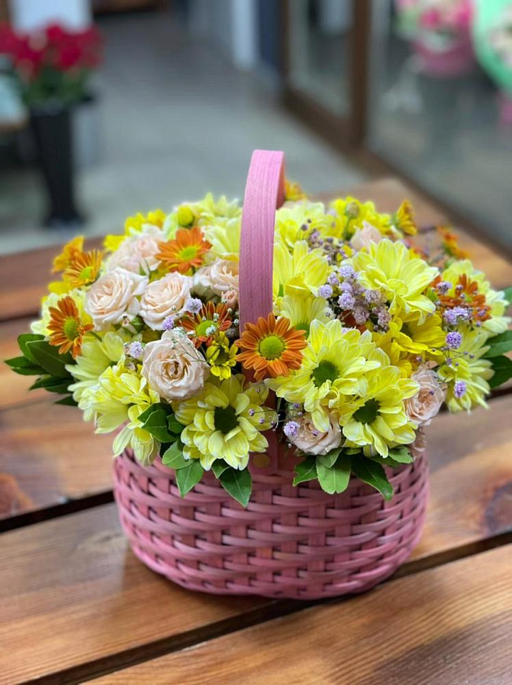 Цветочная композиция из Хризантемы и Розы в корзине в Петропавловской Республики Чечня