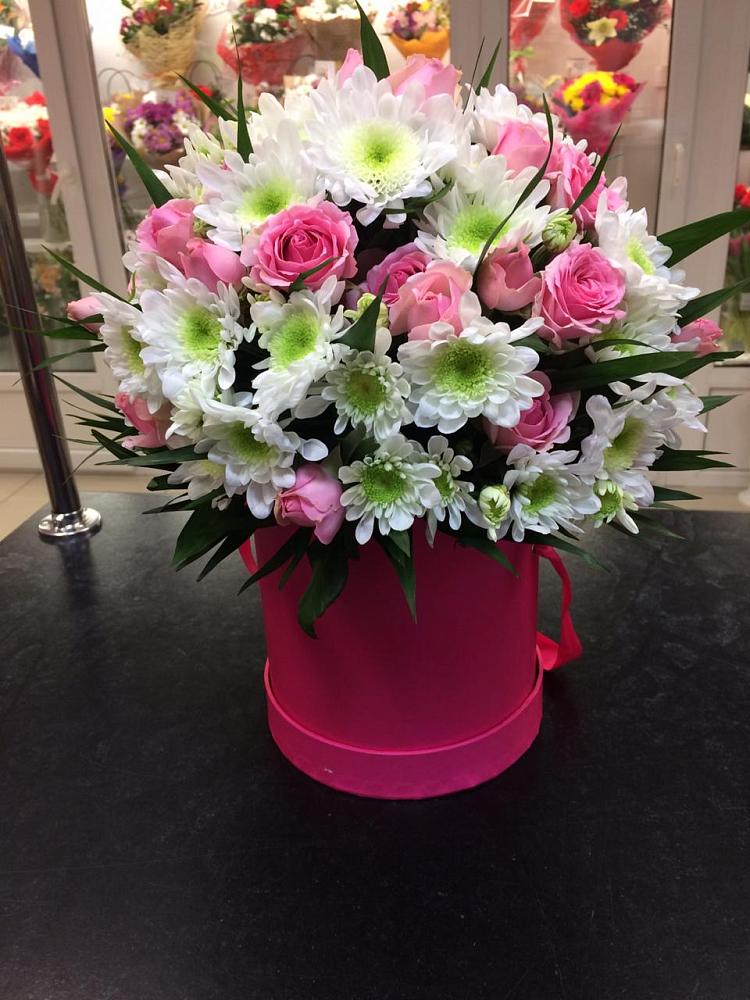 Цветочная композиция из Розы и Хризантемы в шляпной коробке в Петропавловской Республики Чечня