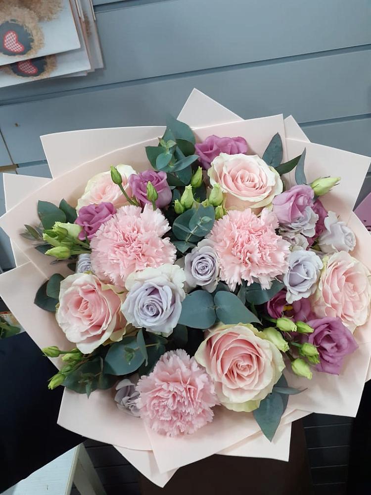 Букет цветов из: Розы, Гвоздики и Лизиантусы в Петропавловской Республики Чечня